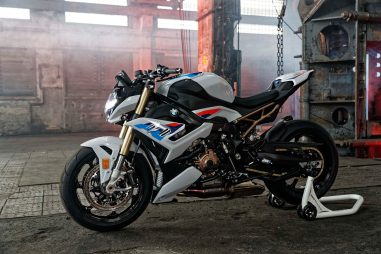 2021-BMW-S1000R-07
